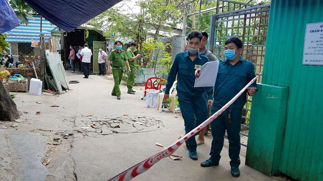 Công an phong tỏa hiện trường vụ cháy để điều tra nguyên nhân /// Ảnh: Trần Kha