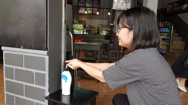 Những vị khách vào ra quán cà phê đều được khuyến khích rửa tay sát khuẩn do chúng tôi chuẩn bị /// THẢO LAN