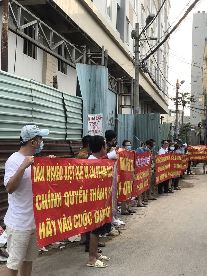Chậm giao nhà, chủ đầu tư đổ lỗi cho khách hàng - ảnh 1