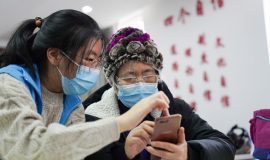 Trung Quốc hỗ trợ người cao tuổi bắt kịp công nghệ