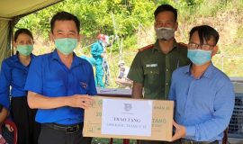 Tặng khẩu trang và lều bạt cho chốt phòng chống dịch Covid-19