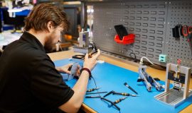 Apple, Samsung lại bị tố độc quyền sửa chữa thiết bị