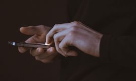 Cách tội phạm rút tiền từ iPhone ăn cắp