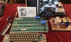 Bộ sản phẩm Apple-1 bán đấu giá hơn 370.000 USD