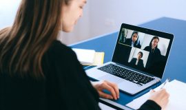 Cảnh giác với webcam khi học và làm việc trực tuyến