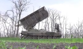 Video pháo binh Nga nã đạn nhiệt áp vào phòng tuyến quân Ukraine ở Donetsk